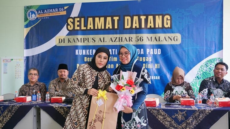 Ketua TP.Pkk Kab. Barsel Hj. Erna Ardiani menerima bingkisan dari YPI Al Azhar 56 Malang (Foto:Dok) 