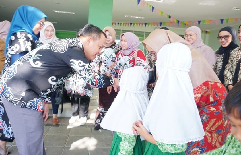 Pj. Bupati Barsel H. Deddy Winarwan beserta Ketua TP.PKK Kab. Barsel Hj. erna Ardiani disambut Anak-Anak PAUD Al Azhar 56 Malang. (Foto:Dok)