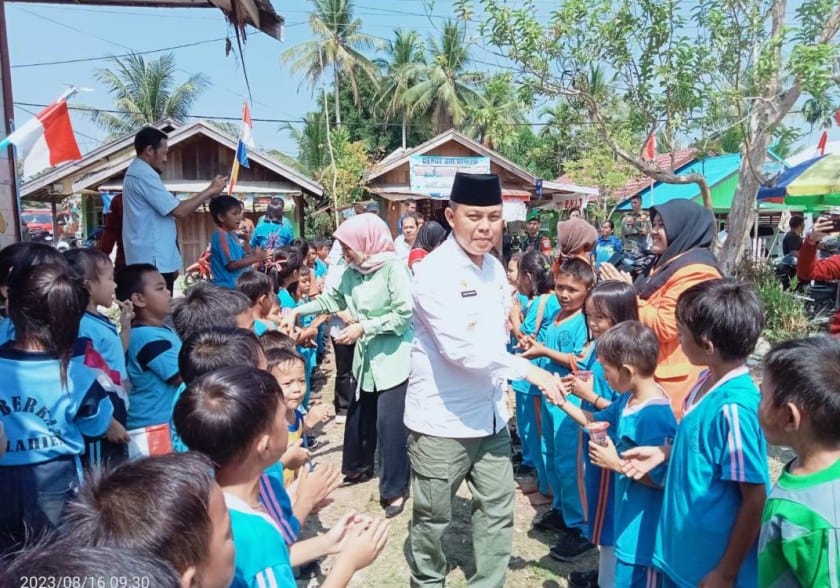 Kedatangan Pj.Bupati Barsel H. Deddy Winarwan dan Bunda PAUD Kab.Barsel Hj.Erna Ardiani beserta rombongan disambut meriah anak-anak PAUD Berkat Desa Kalahien (Foto:HN2R)